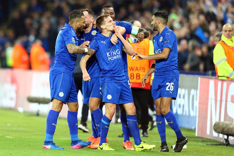 El Leicester mantuvo su "cuento de hadas", esta vez en la Champions League, al revertir su derrota en la ida ante el Sevilla (1-2) venciéndolos en casa 2-0