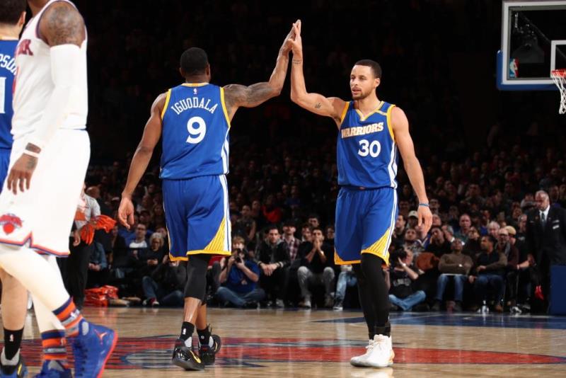 La estrella de Golden State Warriors y actual MVP de la liga se metió en el Top 10 de mayor cantidad de triples en la historia de la liga al conseguir su triple 1,831 de su carrera