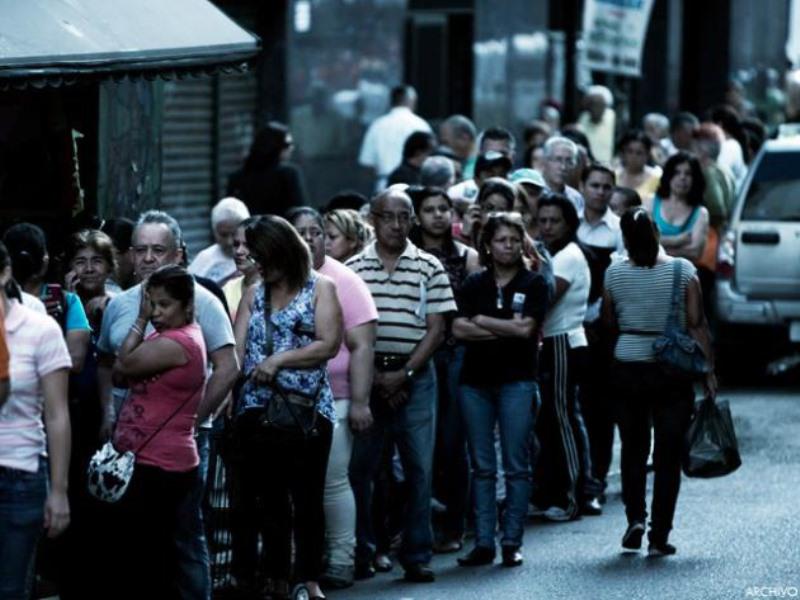 Actualmente, los venezolanos se ven obligados a realizar infinitas colas para poder adquirir productos alimenticios, debido a la gran escasez de artículos que acarrea el país/ Foto: Referencial