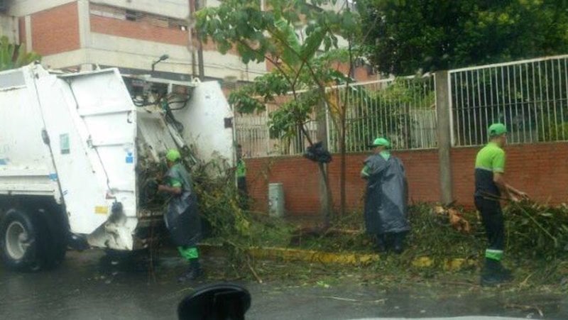 Smolansky mediante su cuenta en la red social Twitter, informó que Protección Civil de esa jurisdicción ha trabajado para despejar las principales vías del municipio/ Foto: Twitter @dsmolansky