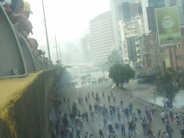 PNB reprimió con gas lacrimógeno marcha en la Francisco Fajardo (fotos)