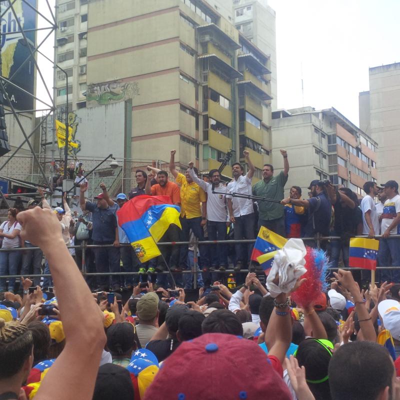 Desde tarima de la calle Elice anuncian que concentración se movilizará/Foto: Twitter