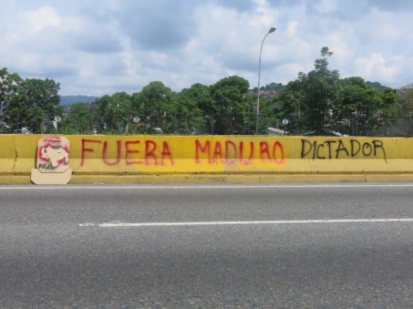 Grafiti en la autopista Francisco Fajardo/Foto: Analítica