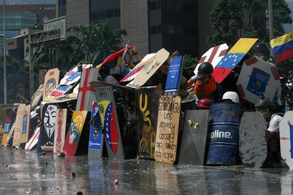 Manifestantes con escudos/Foto: EFE