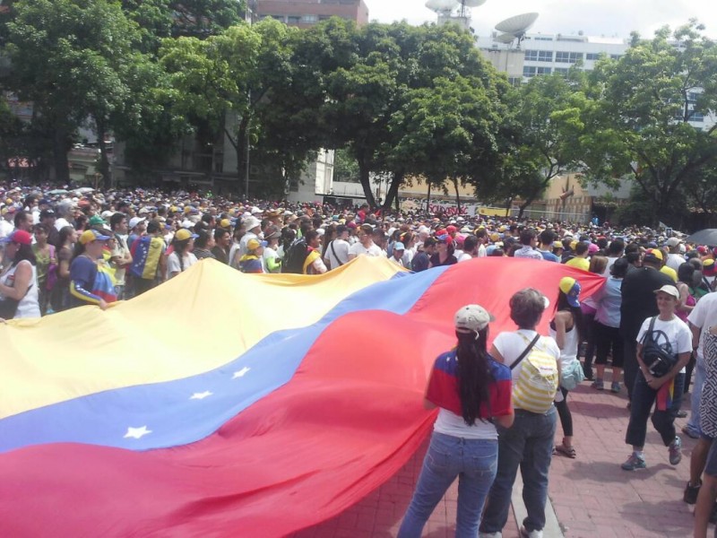 Venezolanos llevaron una gigantesca bandera en Chacao