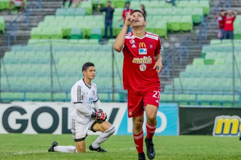 El ariete Edder Farías marcó dos goles y el Caracas, que venció 1-2 al Carabobo, subió a zona de octogonal por primera vez en la temporada con 19 puntos