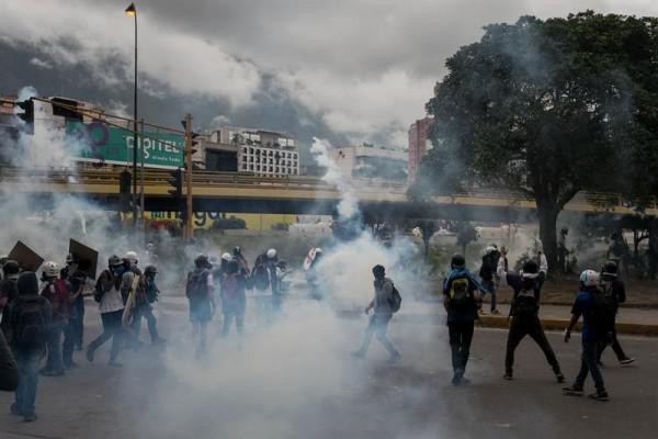 Opositores se enfrentaron a la Policía Nacional Bolivariana (PNB) durante la manifestación / Foto: EFE/MIGUEL GUTIÉRREZ