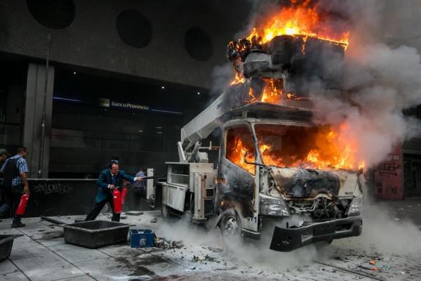 Un grupo de personas intenta extinguir el fuego de un camión durante una manifestación, miércoles 7 de junio de 2017, en Caracas / Foto: EFE/MIGUEL GUTIÉRREZ