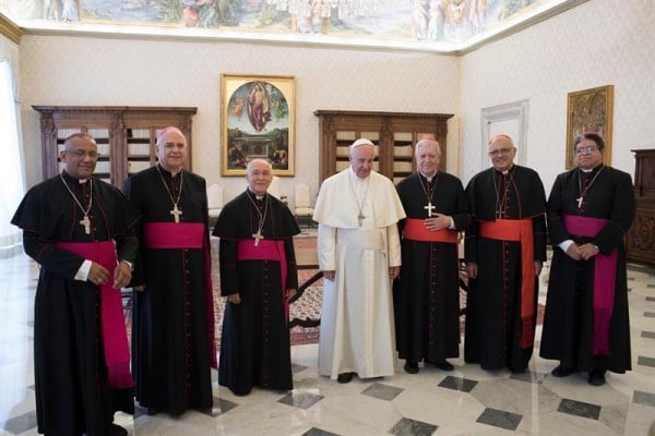 Fotografía facilitada por L'Osservatore Romano, del papa Francisco (d), junto con los seis obispos miembros de la Dirección de la Conferencia Episcopal de Venezuela (CEV), durante la reunión que han mantenido para informarle sobre la situación del país, celebrada hoy en el palacio pontificio/ Foto: EFE