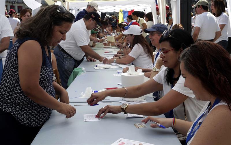 Más de 90.000 venezolanos residentes en Madrid, acuden a la jornada de este domingo a varios puntos de votación/ Foto: EFE