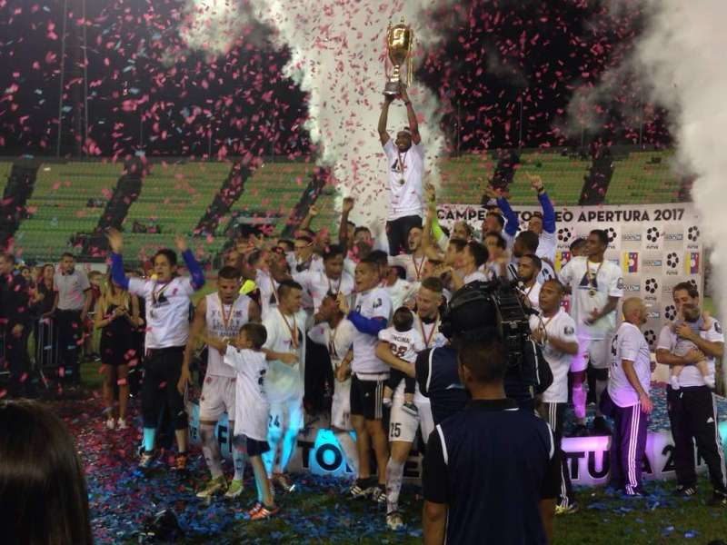 El Monagas alzó este domingo su primer título como campeón del fútbol venezolano, pese a caer por 2-1 en el partido de vuelta de la final del Apertura ante el Caracas