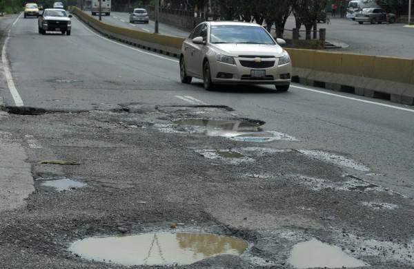 La carretera Panamericana destrozada por la gran cantidad de huecos 