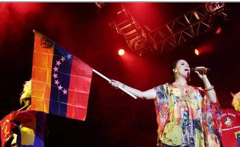 La puertorriqueña Olga Tañón, el pasado 17 de febrero durante su presentación en Tenerife, alzó su voz en favor al pueblo venezolano. Esta vez la boricua hizo una pausa en su repertorio e interpretó uno de los himnos del país caribeño “Venezuela”/ Foto: Referencial