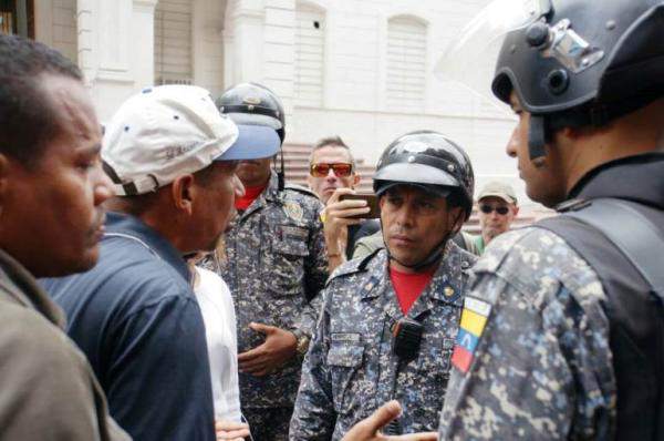 Carlos Salazar, integrante de la Coalición Nacional Sindical Trabajadores, le explicó sus demandas a los PNB, quienes tras escucharlo pidieron el desalojo de la zona / Foto: Derechos Humanos Vente Venezuela