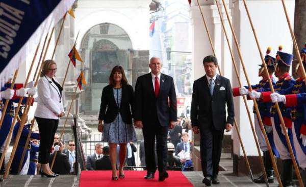 El vicepresidente estadounidense, Mike Pence (c), y su esposa, Karen Pence (i), llegan acompañados por el ministro de Relaciones Exteriores de Ecuador, José Valencia (d), al Palacio de Carondelet hoy, jueves 28 de junio de 2018, en Quito (Ecuador)/ Foto: EFE