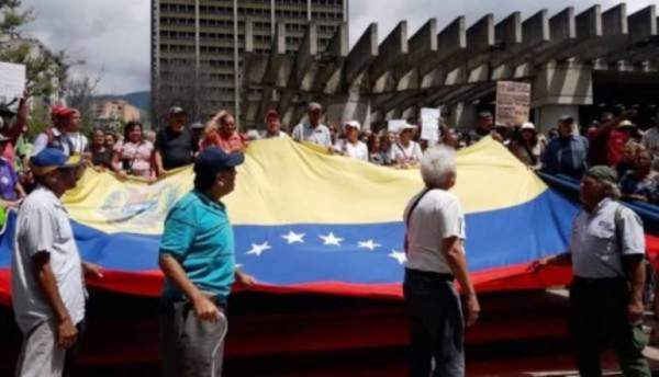 Trabajadores protestan con la bandera de Venezuela