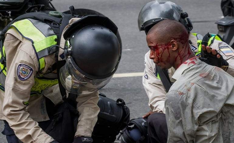 Denuncian a García Carneiro ante CPI tras represión en clínica el #30Abr