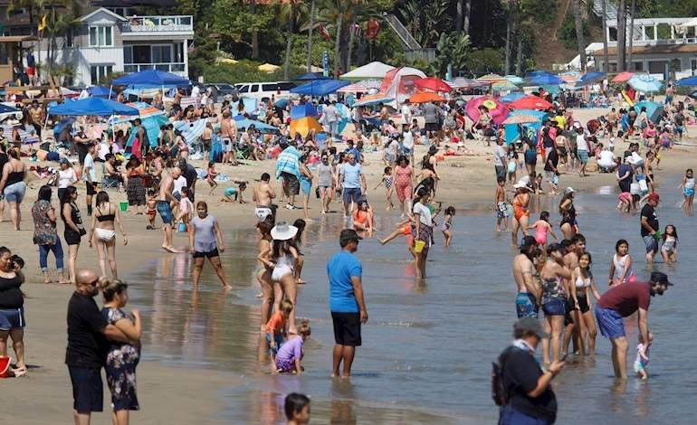 Estadounidense desafían a la pandemia y van a las playas