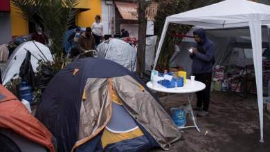 600 venezolanos acampan frente a embajada en Chile pidiendo regresar al país