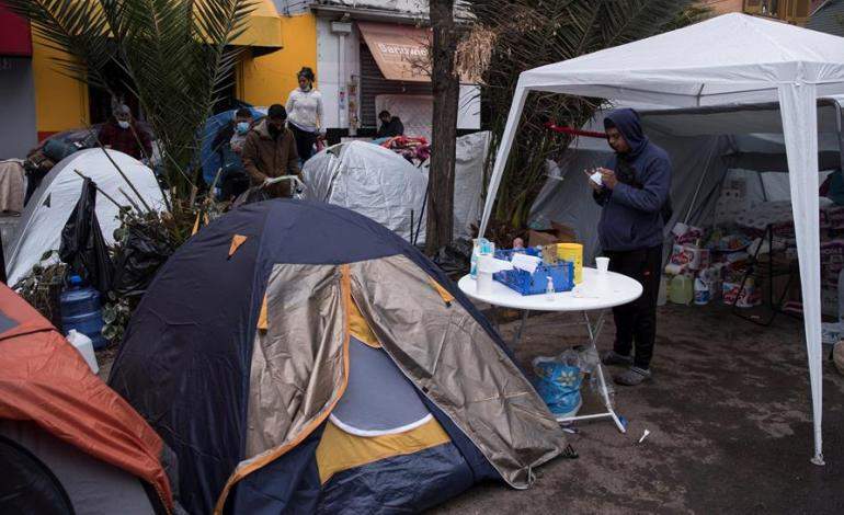 600 venezolanos acampan frente a embajada en Chile pidiendo regresar al país