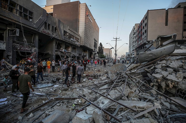 Israel reacciona con intenso bombardeo a Gaza desde tierra y aire