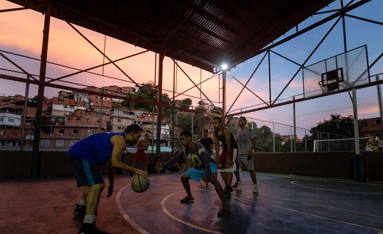 En Caracas, la tregua se llama baloncesto 