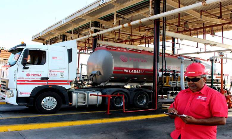 PDVSA estima importar gasolina para mejorar el suministro a las ciudades del país.