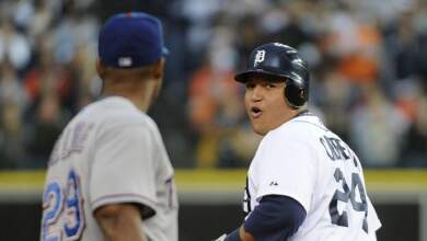 Omar Vizquel le entregó el Premio Luis Aparicio a Eugenio Suárez