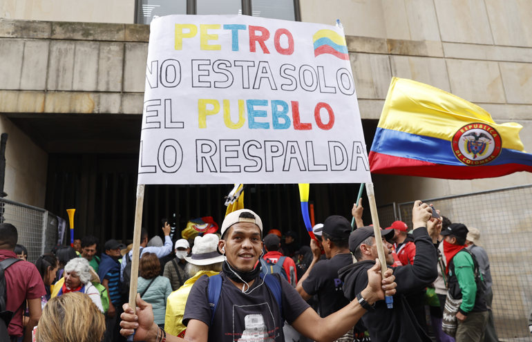 Petro supporters protest against prosecutor and demand that the Court elect his successor