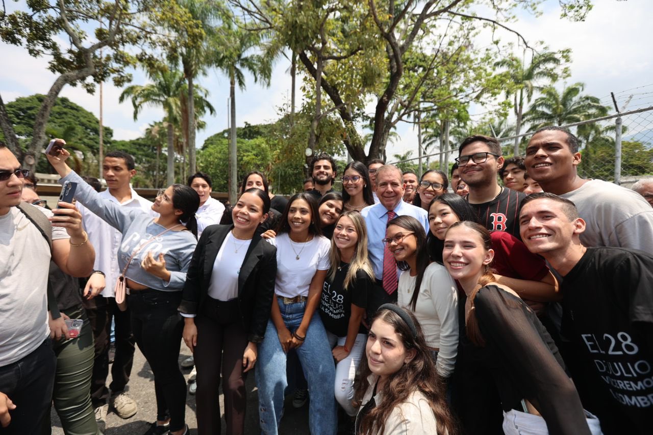 Edmundo González visits the UCV to meet with authorities and students