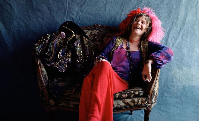 Janis Joplin reclinada en un sofá durante el set de fotos para la portada del disco Pearl