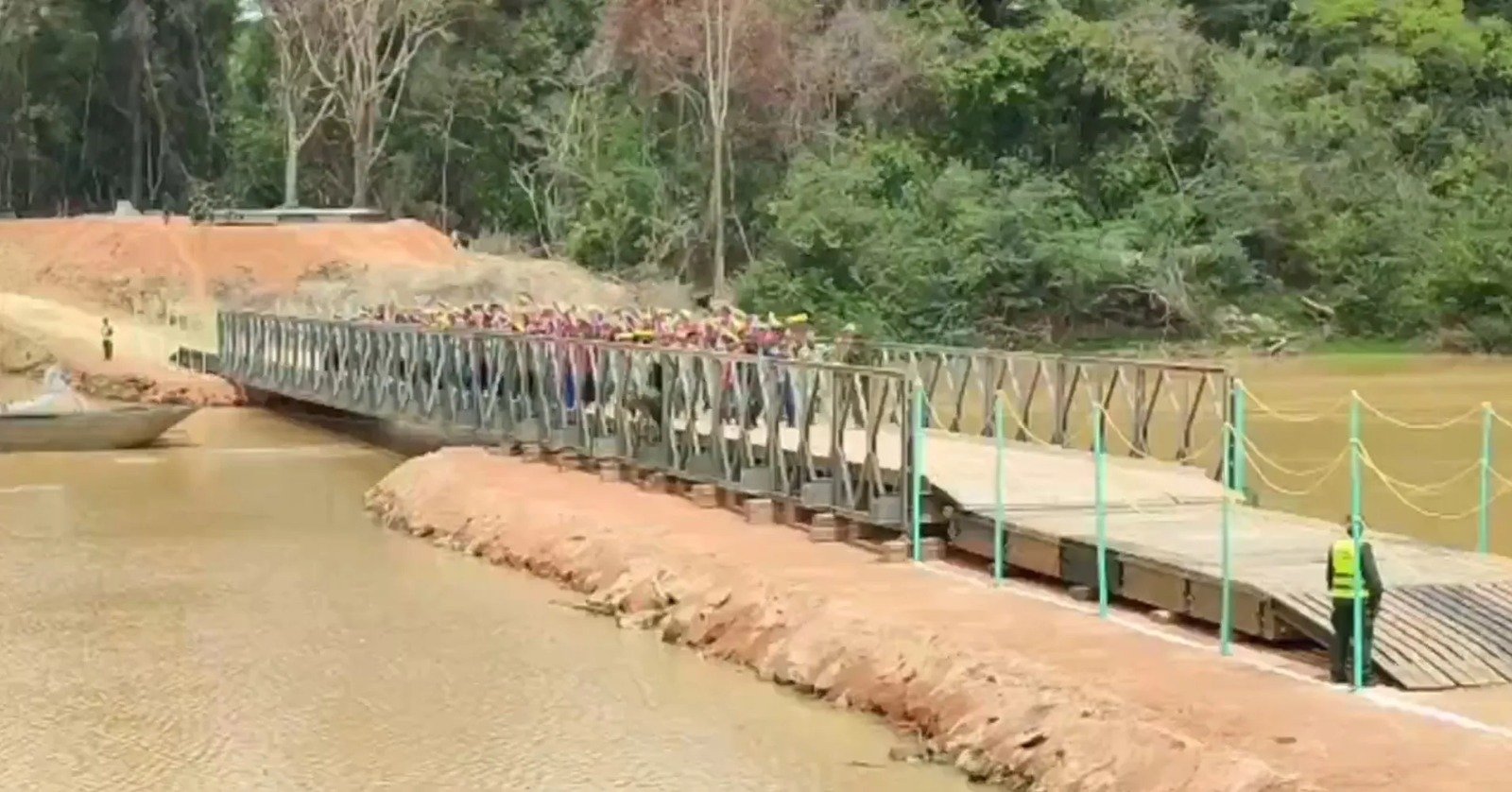 Armed Forces raised temporary bridge on border with Essequibo