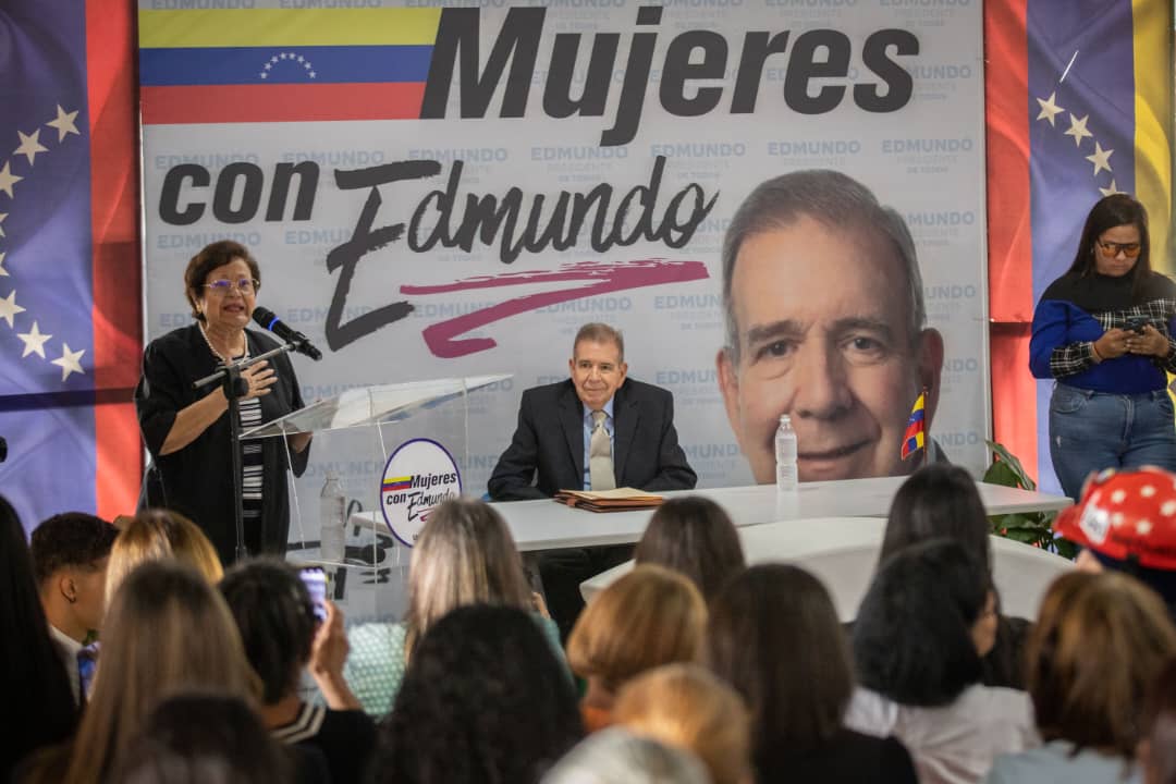 Edmundo González holds a gathering with girls from Caracas parishes