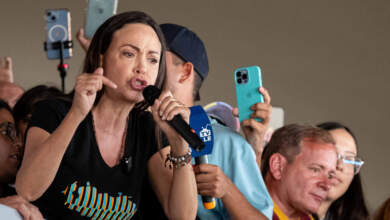 La líder opositora María Corina Machado habla en un acto de campaña del candidato a la presidencia de Venezuela, Edmundo González, este domingo, en la Universidad Central de Venezuela (UCV) en Caracas (Venezuela). Corina Machado dijo que los jóvenes serán "héroes del voto" en las elecciones presidenciales del 28 de julio, en las que pidió apoyar a Edmundo González Urrutia, el candidato de la Plataforma Unitaria Democrática (PUD), el mayor bloque antichavista. EFE/ Ronald Peña R.