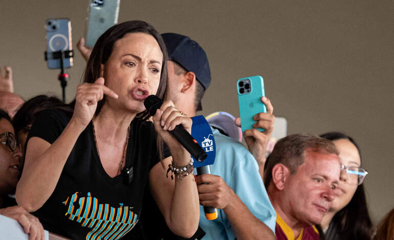 La líder opositora María Corina Machado habla en un acto de campaña del candidato a la presidencia de Venezuela, Edmundo González, este domingo, en la Universidad Central de Venezuela (UCV) en Caracas (Venezuela). Corina Machado dijo que los jóvenes serán "héroes del voto" en las elecciones presidenciales del 28 de julio, en las que pidió apoyar a Edmundo González Urrutia, el candidato de la Plataforma Unitaria Democrática (PUD), el mayor bloque antichavista. EFE/ Ronald Peña R.