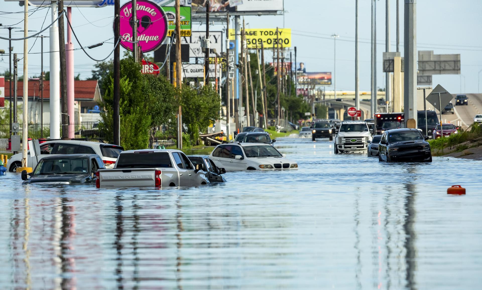 Deadly Hurricane Beryl Strikes Texas, Leaving a Trail of Destruction and Power Failures