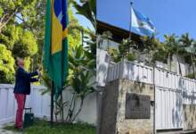 Brasil iza su bandera en la Embajada de Argentina en Caracas, Venezuela.