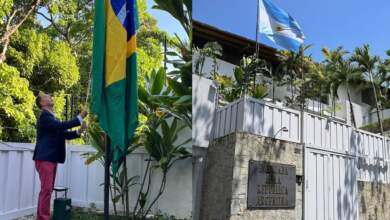 Brasil iza su bandera en la Embajada de Argentina en Caracas, Venezuela.