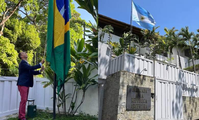 Brasil iza su bandera en la Embajada de Argentina en Caracas, Venezuela.